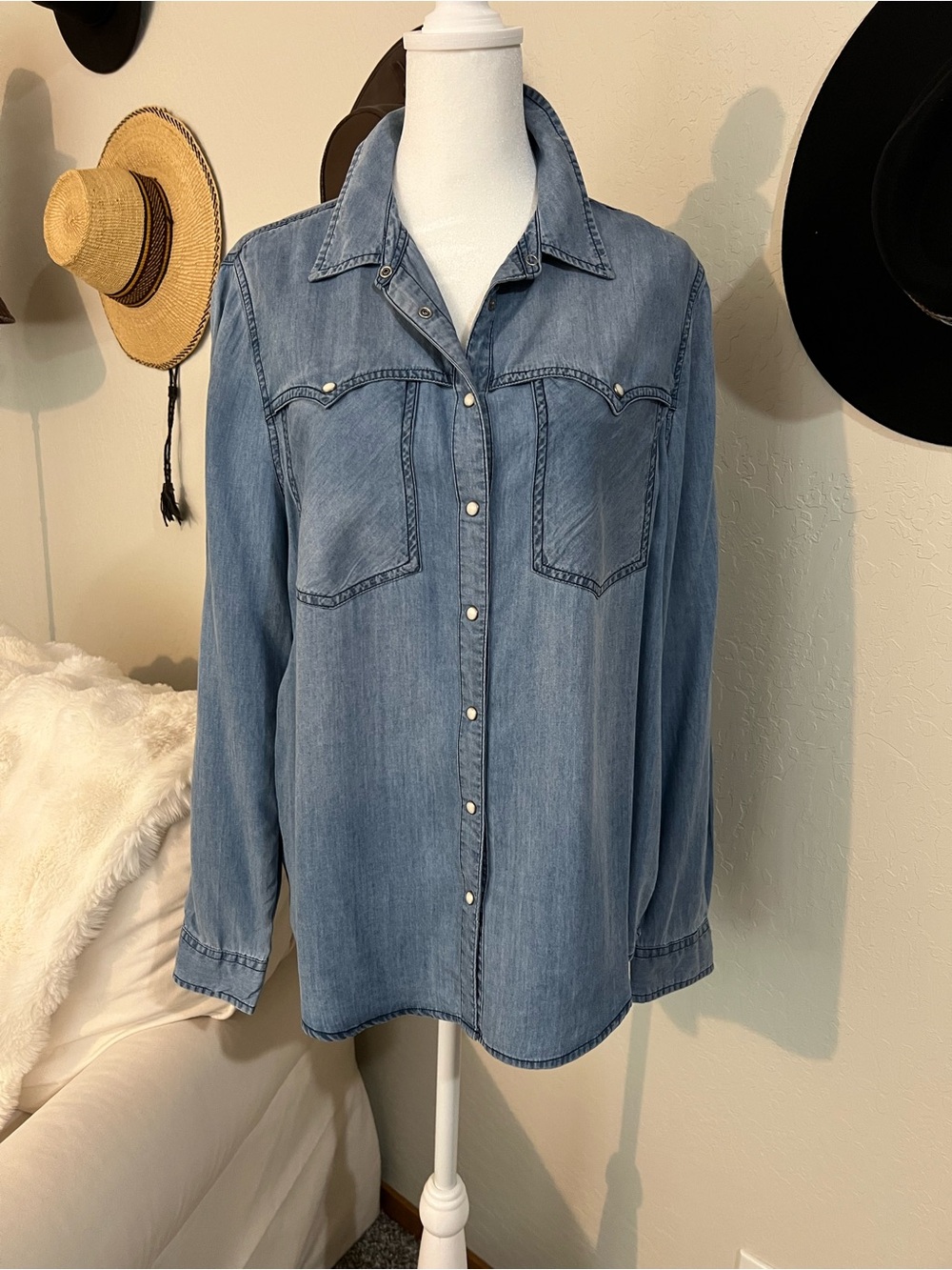 Sundance - Light Blue Denim look Button-Front Women's Shirt. M. NWOT